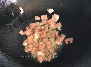 放入培根翻炒片刻；