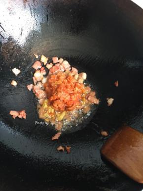 放入泡菜翻炒片刻；