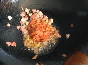 放入泡菜翻炒片刻；