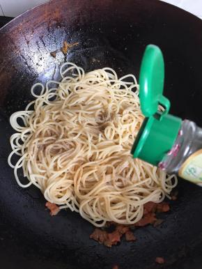 倒入沥干水份的意面，加入适量盐，倒入适量黑胡椒粉，翻炒均匀即可；
