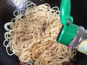 倒入沥干水份的意面，加入适量盐，倒入适量黑胡椒粉，翻炒均匀即可；