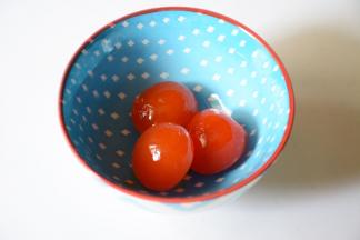 先将咸鸭蛋只取蛋黄用。清水冲洗干净。