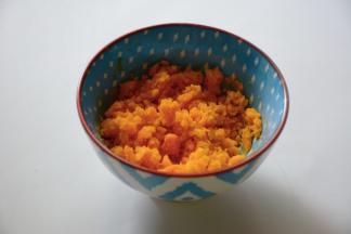 蛋黄放入热水中煮熟透。捞出然后将蛋黄捣成粉末。