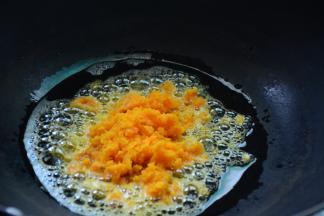 锅里倒入适量的菜籽油，倒入蛋黄翻炒至冒气泡。