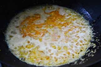 淀粉加入少量的水，混合均匀倒入锅中，待汤收汁加入少量盐起锅。