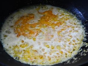 淀粉加入少量的水，混合均匀倒入锅中，待汤收汁加入少量盐起锅。