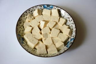 豆腐洗干净，切大小适中。