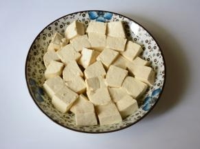豆腐洗干净，切大小适中。