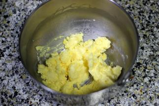 1. 黄油提前从冰箱拿出来，室温软化