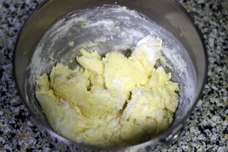 2. 加入糖粉，打松发