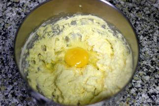 加入鸡蛋继续搅打均匀