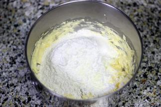 4. 倒入过筛的低筋面粉，拌匀