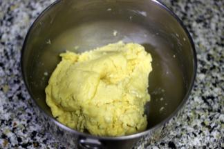 5. 这就是拌好的酥皮，送入冰箱冷藏半小时，这样比较容易操作