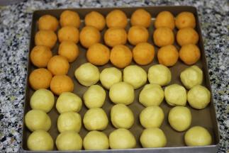 6. 将奶黄馅分成30克一个，做24个圆球
将做好的酥皮也分成24块，搓成圆球