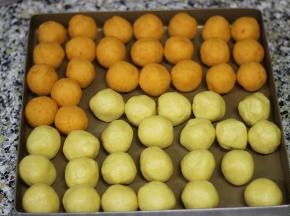 6. 将奶黄馅分成30克一个，做24个圆球
将做好的酥皮也分成24块，搓成圆球