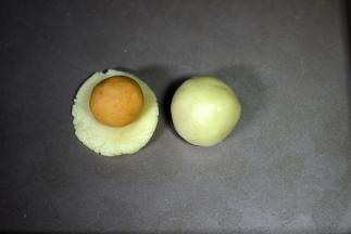 7. 如图，用酥皮包起奶黄馅