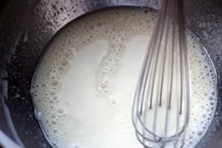 1. 混合牛奶和色拉油