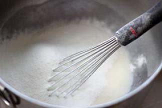 2. 倒入过筛的低筋面粉拌匀