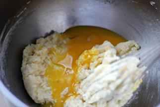 3. 加入蛋黄拌匀
