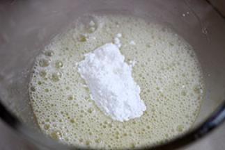 5. 蛋白分两次加入糖粉