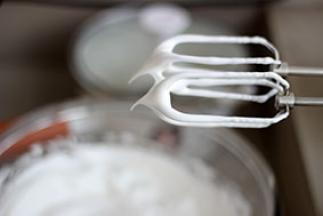 6. 打至如图的硬性发泡状，提起打蛋器有直立的尖角形成