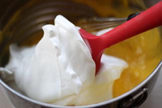 7. 取一半蛋白与蛋黄糊切拌均匀，然后再倒入剩余的蛋白霜中，完全切拌均匀