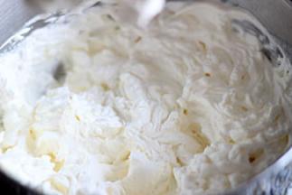 9. 淡奶油+糖粉打至裱花状