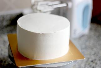 10. 蛋糕分成两片，中间抹一层奶油，然后再将四周抹平