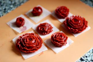 11. 豆沙奶油霜加红色色素，裱出玫瑰