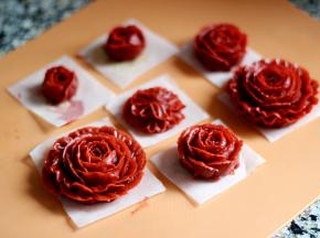 11. 豆沙奶油霜加红色色素，裱出玫瑰