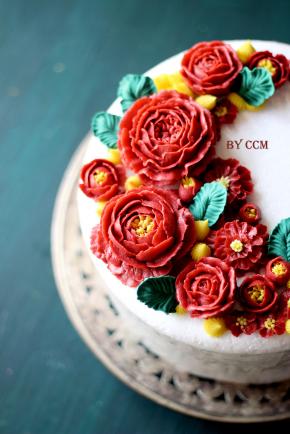 12. 依次放在蛋糕上，然后裱叶片做装饰