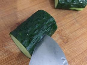 再坚切的痕迹下横切两边各一刀，这样子一个盖子就切开了