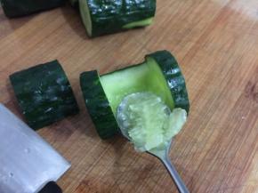 然后用小勺子把籽挖出来