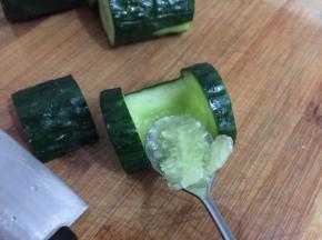 然后用小勺子把籽挖出来