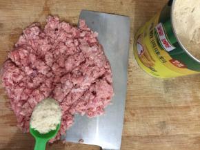 肉末加1勺鸡粉同时加一小勺水和少许盐剁均匀即可
