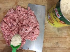 肉末加1勺鸡粉同时加一小勺水和少许盐剁均匀即可