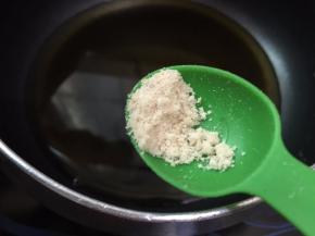 在蒸的同时我们来做淋汁，1/4碗水加生抽，蚝油，鸡粉，煮开