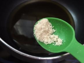 在蒸的同时我们来做淋汁，1/4碗水加生抽，蚝油，鸡粉，煮开