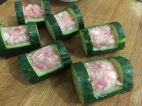 把肉末酿在黄瓜中