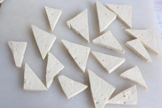 将豆腐切0.8cm厚度左右的薄片，再切成三角形。