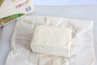 用纸巾吸去多余的水分。