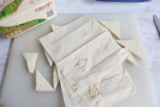 再用纸巾吸一下多余的水分。