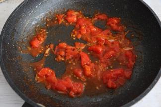 炒至西红柿出汁。