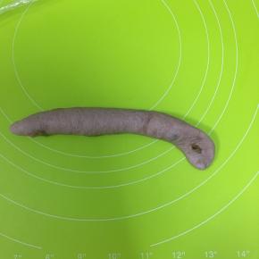 一头用手指压扁，便于包裹另一头