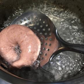 清水内加入细砂糖，煮开，然后调到中火，保持糖水微微沸腾，放入发酵好的面团，每一面煮20秒立刻翻面，另一面同样煮20秒，捞起