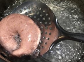 清水内加入细砂糖，煮开，然后调到中火，保持糖水微微沸腾，放入发酵好的面团，每一面煮20秒立刻翻面，另一面同样煮20秒，捞起