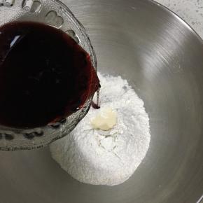 煮开放凉的红酒倒入面粉内