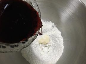 煮开放凉的红酒倒入面粉内