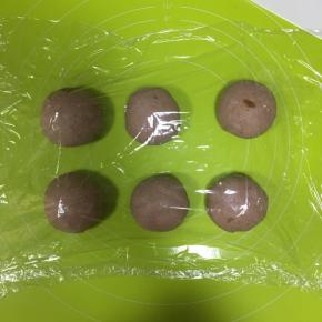 然后分割为大小相同的6份（每一份大约59g），揉圆，盖上保鲜膜，醒发15分钟