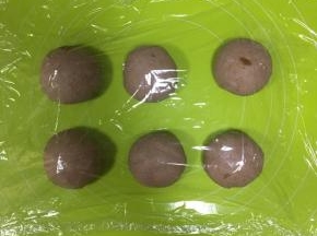 然后分割为大小相同的6份（每一份大约59g），揉圆，盖上保鲜膜，醒发15分钟